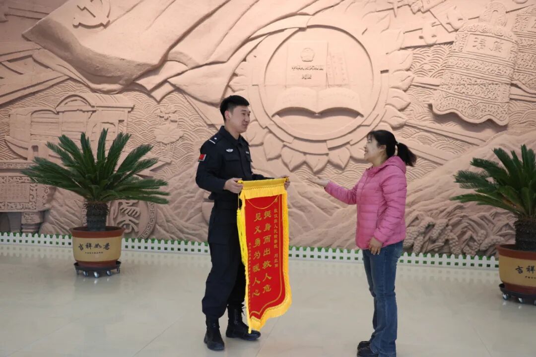 生死瞬间！他勇救落井儿童